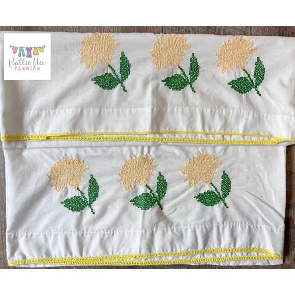 CANNON Other - Vintage pair of pillowcases yellow floral emboidery crochet trim